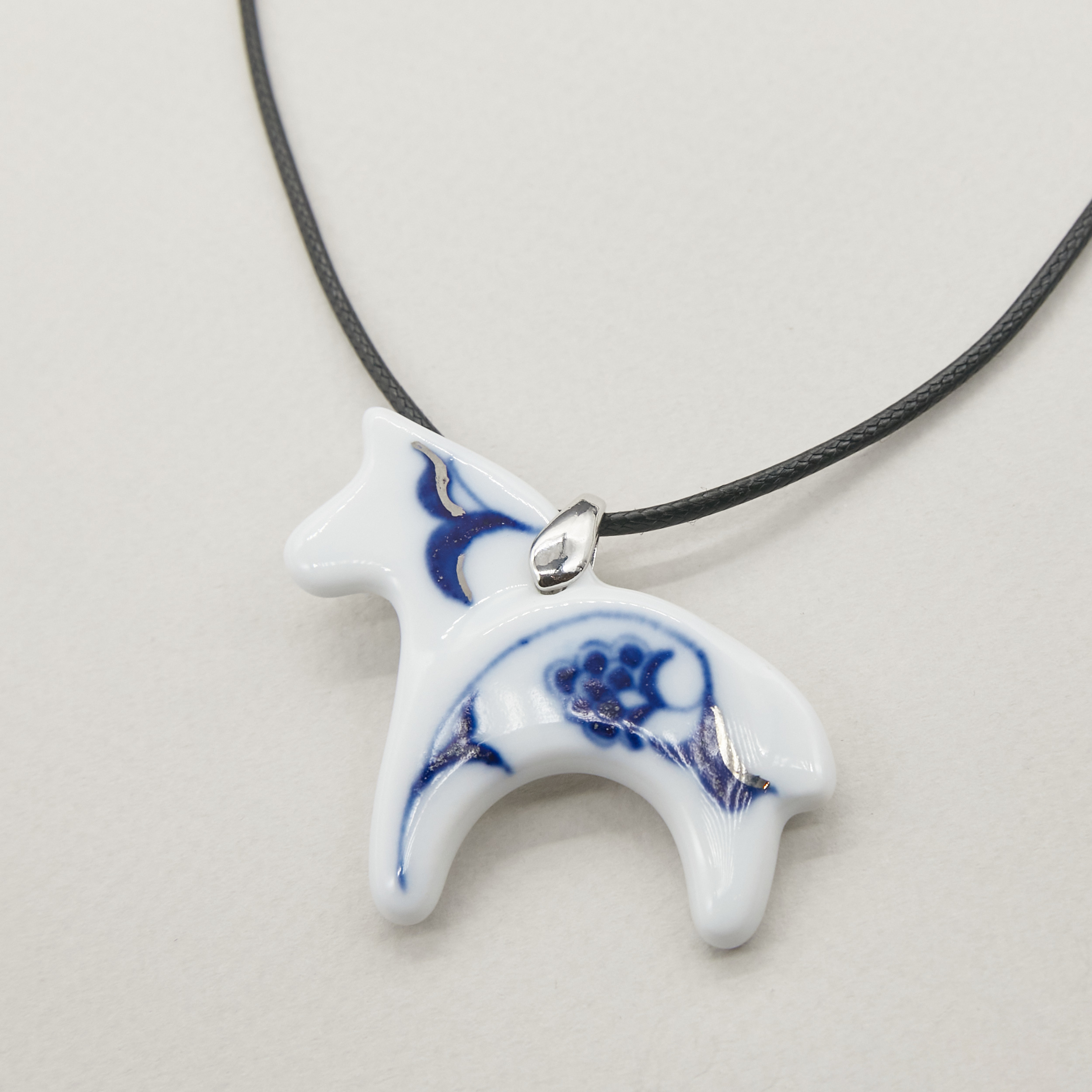 Кулон Коник роспись бутон на шнурке в платине из коллекции ГФЗ & Buylerika Ceramic