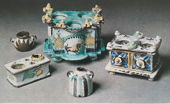 Образцы гжельской майолики XVIII века: квасник, кумган, тарелка, чернильницы.