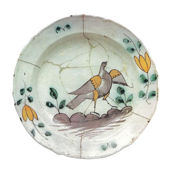 Образцы гжельской майолики XVIII века: квасник, кумган, тарелка, чернильницы.