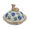 Тарелка для блинов с крышкой Всё коту масленица в голубых розах Устюхиной Гжельский фарфоровый завод