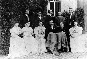Фотография семьи И.Е. Кузнецова, 1910 г.