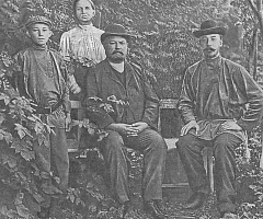 Семья Т.Я. Кузнецова (в центре), одного из двух сыновей основателя завода, ок. 1836 г.
